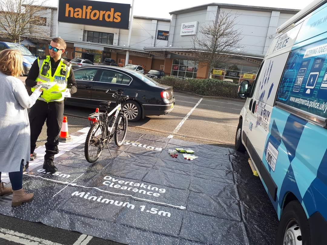 KMinsterCops's tweet image. Today officers have been out cycling with a mounted camera to capture passing motorists, making sure adequate clearance was given to bicycles.
Always provide a MINIMUM of 1.5m to passing cyclists in roads with 30mph speed limits.
#OpSnap
#ClosePass