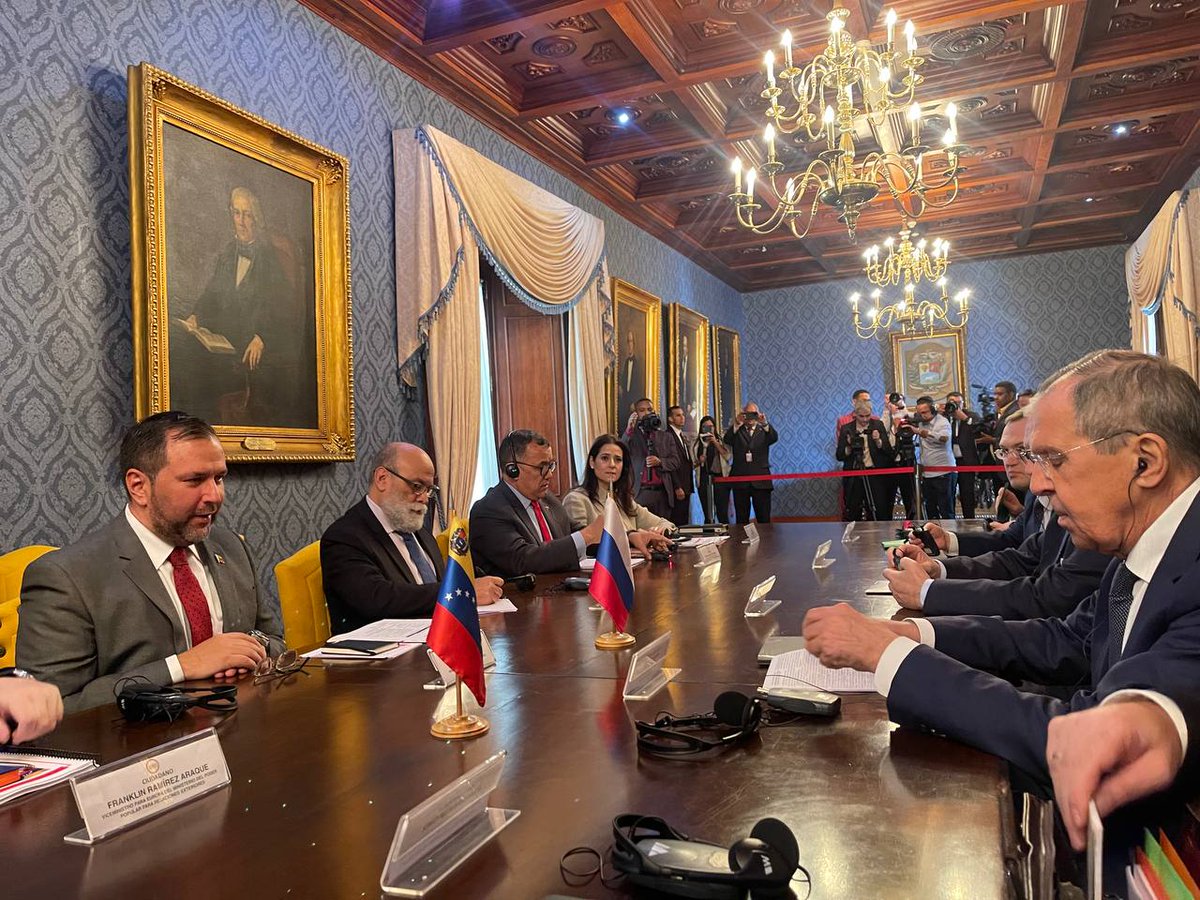 En nombre del Pdte. <a href="/NicolasMaduro/">Nicolás Maduro</a> y el Pueblo de Venezuela, damos la bienvenida al Canciller de Rusia 🇷🇺 Serguéi Lavrov, con quien estaremos revisando distintos aspectos de la agenda de cooperación, a fin de seguir avanzando en el fortalecimiento de nuestra alianza estratégica.