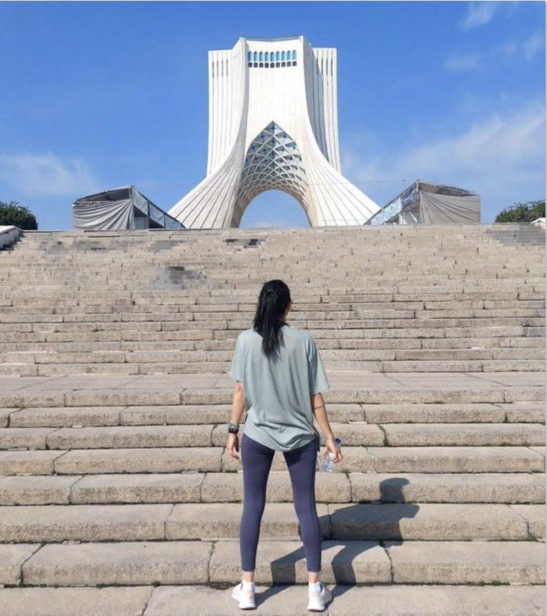 Bijan63's tweet photo. Krachtig ❤️

Niets zal ooit meer hetzelfde zijn in #Iran.

#WomanLifeFreedom #IranRevoIution https://t.co/KhcQZG7Y5c