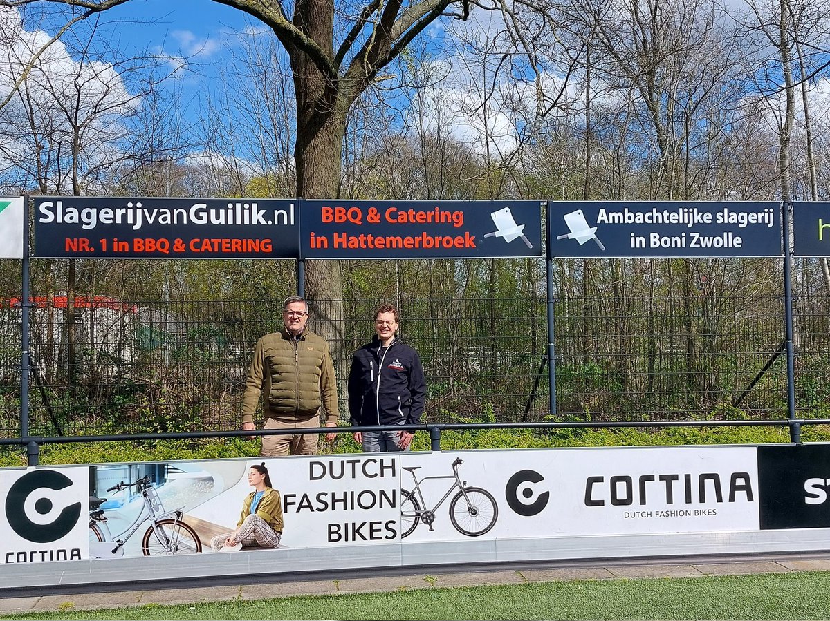 Van Guilik is dé BBQ en Catering expert in Hattemerbroek. En nu ook sponsor bij SVI. Informatie via slagerijvanguilik.nl

Wil je kennismaken met Van Guilik ?! Bij de snackbar van SVI bestel je de gehaktbal van Van Guilik!

Foto: Jan Kiers en Arnoud van Guilik bij SVI