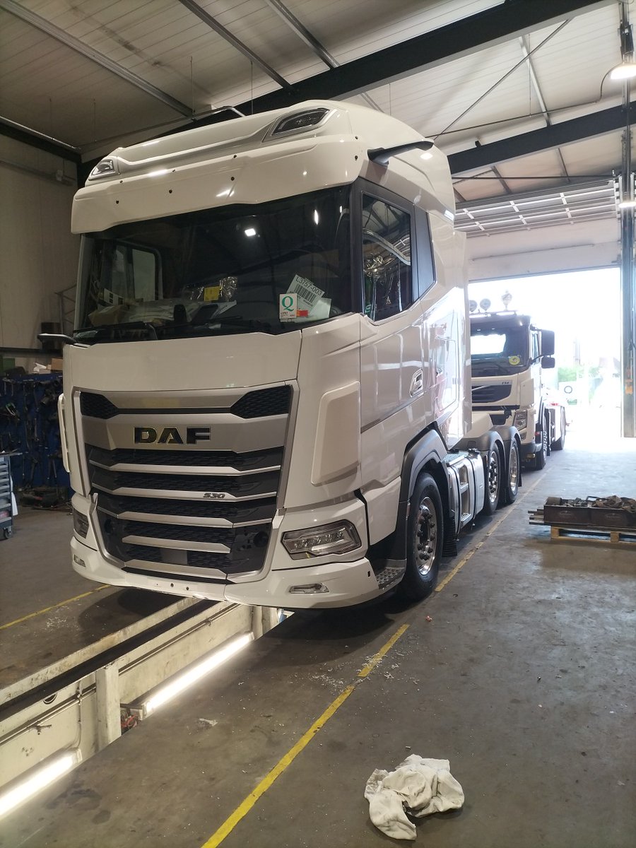 appiedafpower's tweet photo. Nog ff een kleurtje er op , en de extra verlichting, breedte lampen voor /achter , toplampen en lichtbak #dafpower #wesselstransportrijssen #dafxg530 #megavoorloper https://t.co/y1e0eylzIx