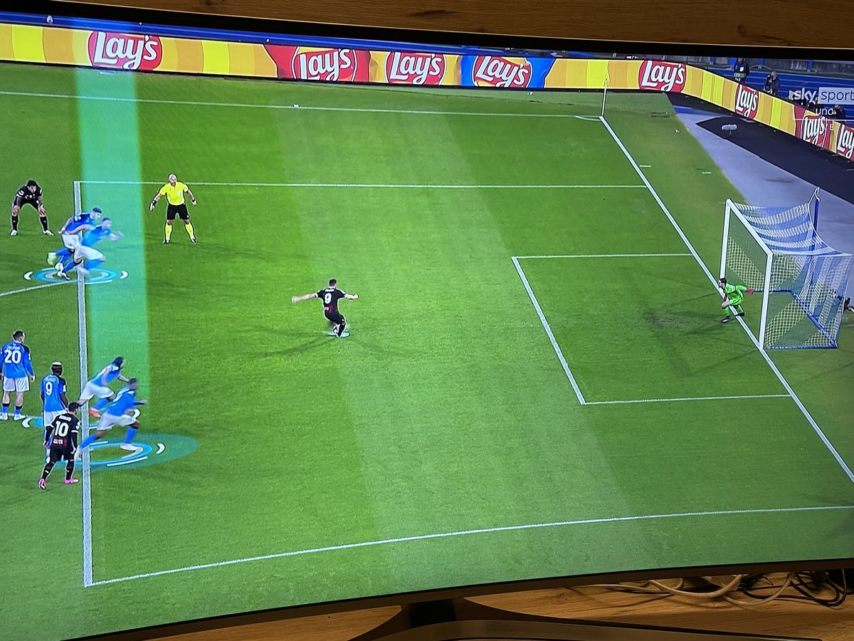 PietroMazzara's tweet photo. Tre del Napoli in area sul rigore di Giroud https://t.co/SpHOHJXuza