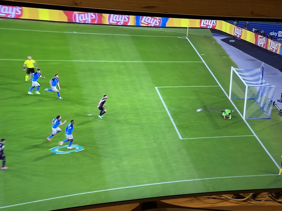 PietroMazzara's tweet photo. Tre del Napoli in area sul rigore di Giroud https://t.co/SpHOHJXuza