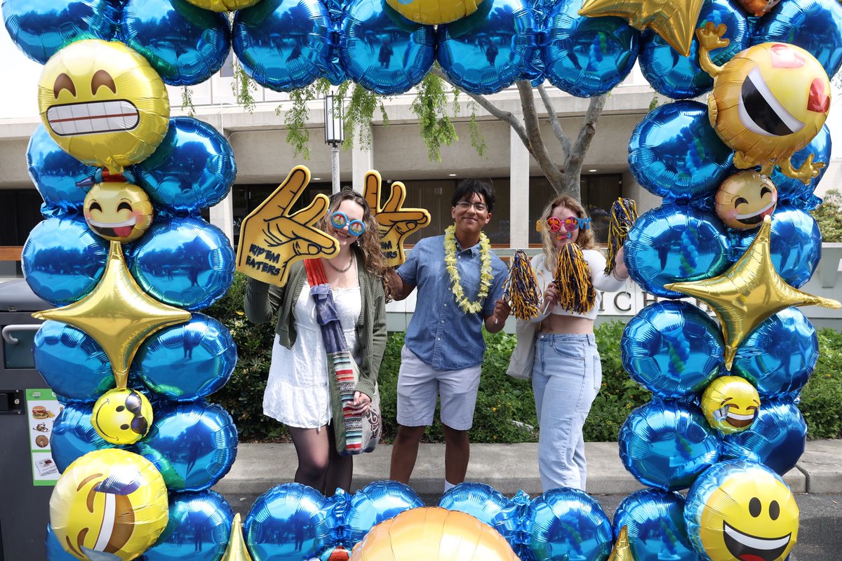 UCIrvine's tweet photo. Anteaters thank our generous community of donors on #UCIGivingDay! More than $670K has been raised from 1,476 gifts! A HUGE thanks to everyone who has donated in support of research, student resources, healthcare, &amp; academics! https://t.co/kw3jf6Tvri 
📷 Carlos Puma/UCI https://t.co/c06DERJNw9