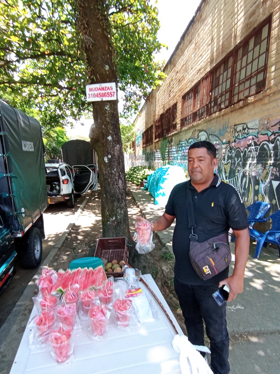 ColoresMari's tweet photo. ¡Ayudemos a don Arturo a vender todas estas sandías que trajo desde Majagual, Sucre! 🍉 Llegó el sábado pasado y está noche y día (duerme en su camioncito) en el barrio El Chagualo, calle 55 x cra 55A (Medellín). Sandía grandota a 10-12 mil, jugosas porciones 2 mil. 
¡Roten! 🍉💚 https://t.co/bemoUgniuu