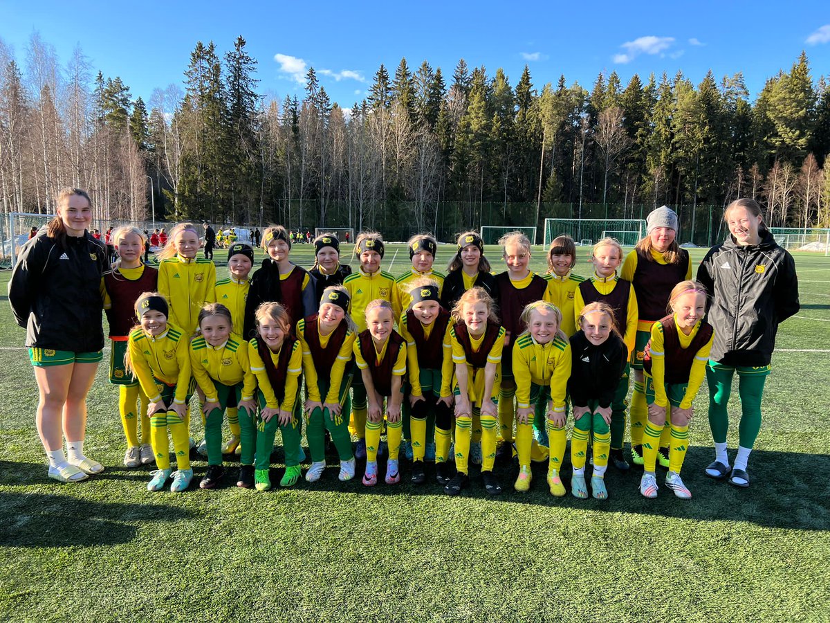 IlvesNaiset's tweet photo. Team Laine! 🌊

Moona ja Sofia L. kävivät höpöttelemässä oman kummijoukkueensa, Ilves T10:n treeneissä tänään 😊👌🏼

#keltavihreä #ilves #tampere #kansallinenliiga #kummijoukkue https://t.co/R1xyNBotig