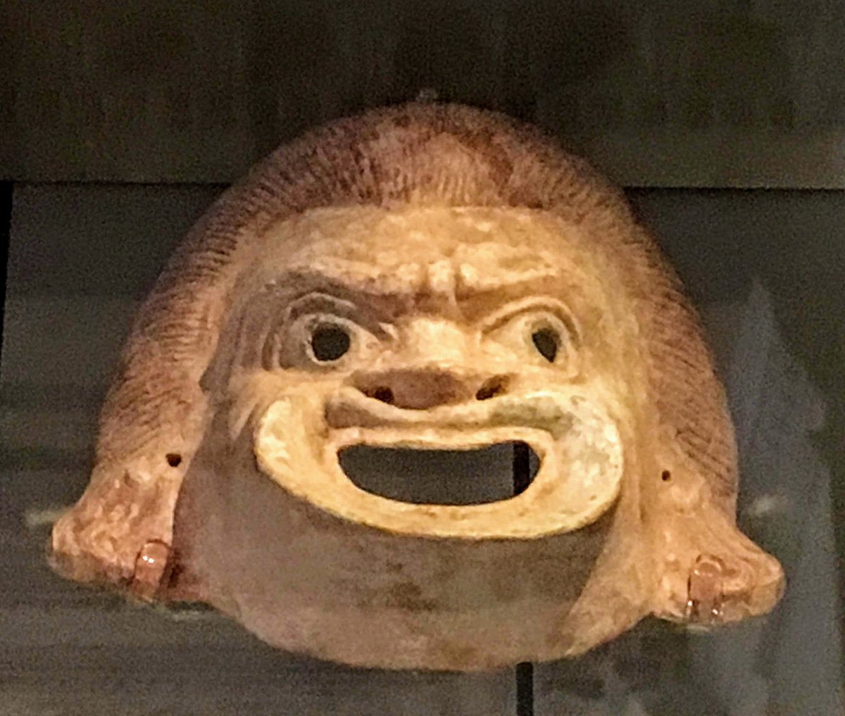 CarolineLawrenc's tweet photo. #Apotropaic goodies (i.e. they keep away evil) in the
@FitzMuseum_UK for attendees of the
@CA_2023 to spot this weekend! #CA2023 #classicstwitter #120anniversary #classicalassociation #KaiSuStele #mormolukeion #ScaryMask #EyeCup #EvilEye https://t.co/HqMl8cAmDT