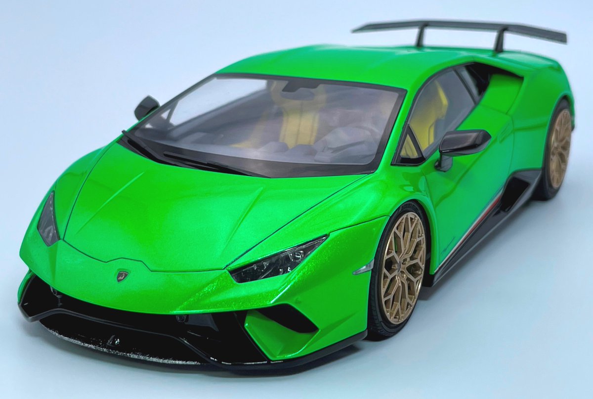 kingman_model's tweet photo. 最近作ったプラモ。

・アオシマ 1/24 ランボルギーニ ウラカン ペルフォルマンテ
・タミヤ 1/20 フェラーリ SF70H
・タミヤ 1/48 グラマン F-14D トムキャット
・アオシマ 1/20 未来少年コナン ロボノイド ダイス船長版 https://t.co/QCtTiQf2Ak