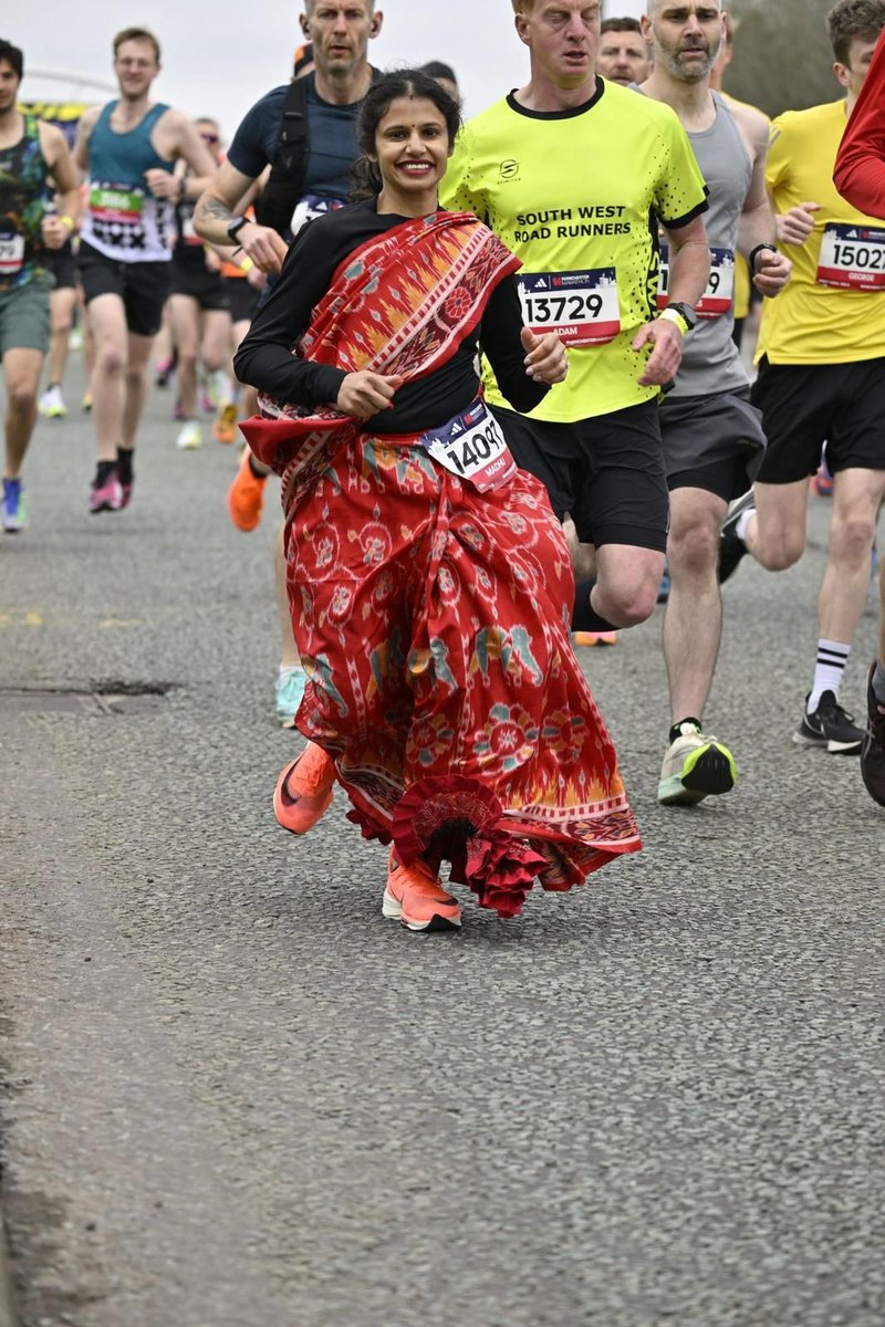 “Many believe that sari-clad women can’t run, I wanted to prove them wrong!” Love this story 😍 Madhusmita Jena, a teacher from Manchester, ran the city’s marathon in this beautiful sari, in 4h 50. I find it hard enough to walk in a sari, let alone run 26 miles! Amazing 💪🏾