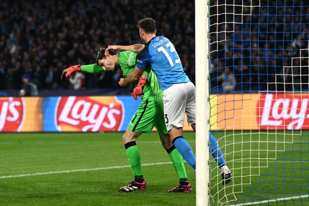 tonsser_uk's tweet photo. 4 years ago, Alex Meret was playing in Serie B with Spal 🇮🇹

He signed for Napoli in 2019 and remained on the bench for 2 years.

He worked hard in silence and has finally become the starting goalkeeper this year 🧤

He just saved a penalty for Napoli in the quarter finals of the Champions League 🔥