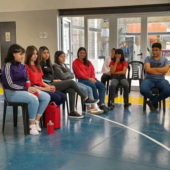 promocytmunicba's tweet photo. PROYECTAR-SE: INICIARON LOS TALLERES DE ORIENTACIÓN VOCACIONAL Y LABORAL 😁🎓💪🏼🌈
Más de 65 estudiantes del IPEM 183 Pedro Palacios participaron del 1er taller #ProyectarSe, una propuesta para acompañar a jóvenes en la elección de opciones educativas y laborales 😎🎉⚡ https://t.co/iqBHVy0nxh