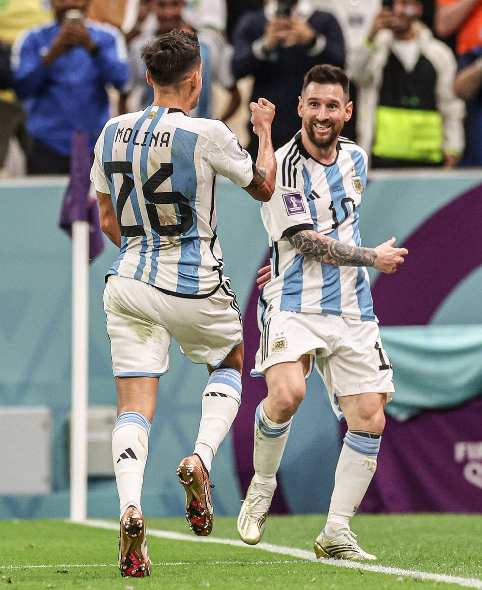 Messismo10's tweet photo. Estábamos en el táctico previo a Holanda y Scaloni decía: "Tenemos que hacer la diferencia por el lado de Nahuel". Todo el tiempo. 

Hacíamos la jugada, llegaba al fondo y lo veía a Messi que picaba como nunca. En una nos chocamos al final de la cancha y me dice: "Mañana vamos a hacer un gol por acá, acordate". 

El día del partido también, lo mismo. Yo decía: "La conch* de su madre, es hoy".

Nahuel Molina en Dorju.