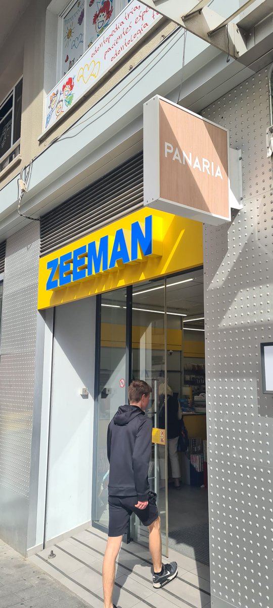Mijn oudste zoon is met school naar Valencia. 
Ik zeg stuur maar mooie foto's. 
Nou de eerste foto is er hoor.
* kijk mam, ze hebben hier ook een zeeman * 🤦‍♀️🤦‍♀️🤦‍♀️