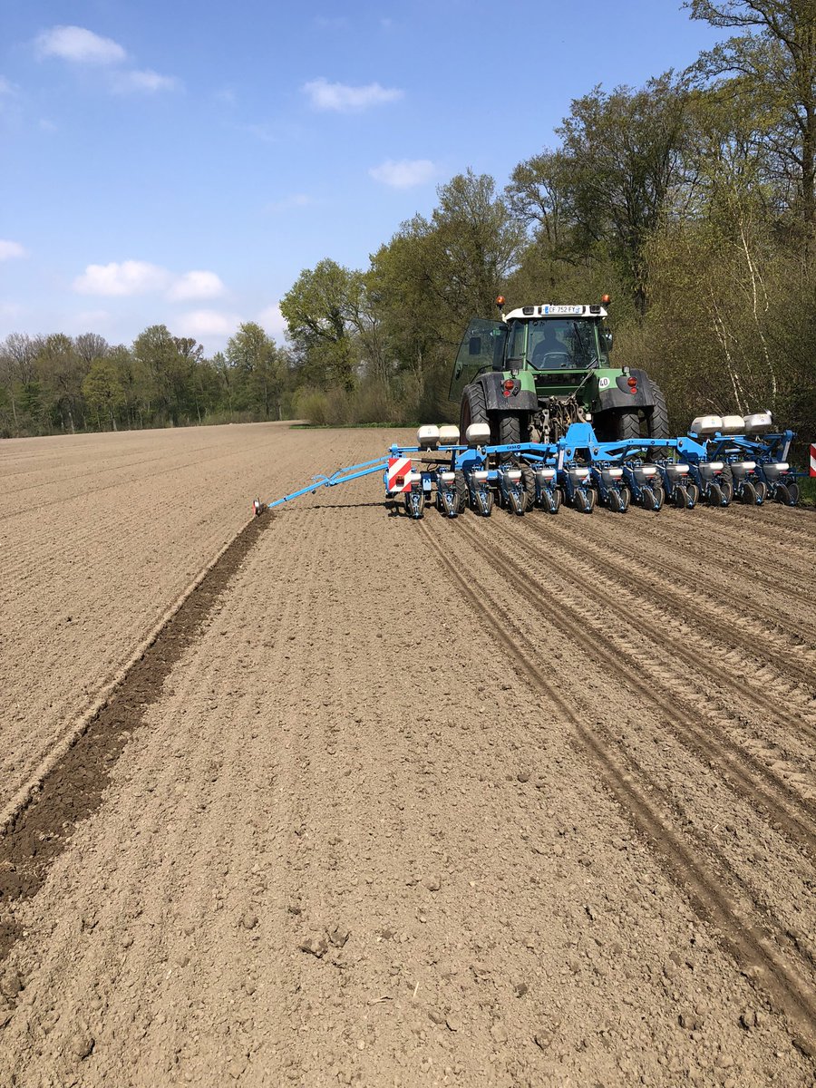CDescamps_FD's tweet photo. Enfin une éclaircie pour moi aussi @agritof80 😉 Ce soir, c’est semis de chicorées à café ☕️. @Chicoree_Leroux . Culture présente sur la ferme depuis + de 50 ans .. mais pour combien de temps encore 🤔 Au passage, petit coup pub à @GroupeFDesprez variété #Obsidienne https://t.co/67rlCGwxxf