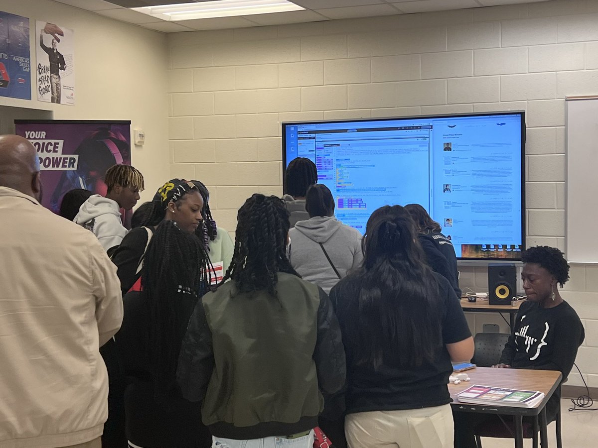 SATLVOICES's tweet photo. South Atlanta Music students create music using #earsketch #sah https://t.co/BZGCx9mGYE