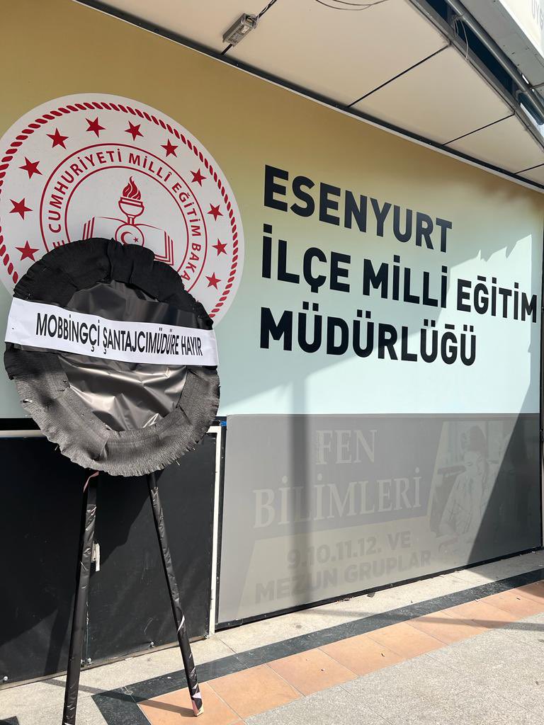 _aliyalcin_'s tweet photo. “𝗚üç 𝘆ö𝗻𝗲𝘁𝗶𝗰𝗶𝗹𝗶𝗸𝘁𝗲 𝘆𝗲𝘁𝗲𝗿𝘀𝗶𝘇 𝗼𝗹𝗮𝗻ı 𝘇𝗼𝗿𝗯𝗮 𝘆𝗮𝗽𝗮𝗿.”

Türkiye’nin nüfus olarak en büyük ilçesi Esenyurt’ta çalışma huzur ve barışını yok eden, kaba söz ve davranışları yöneticilik zanneden İlçe Milli Eğitim Müdürü’nün hikayesi, ibretlik bir savrulma hikayesidir.

MEB kendisine anlatılanı değil,Esenyurt’ta yaşanılanı dikkate almalı ve gereğini yapmalıdır.

#Esenyurtilcememmüdürü