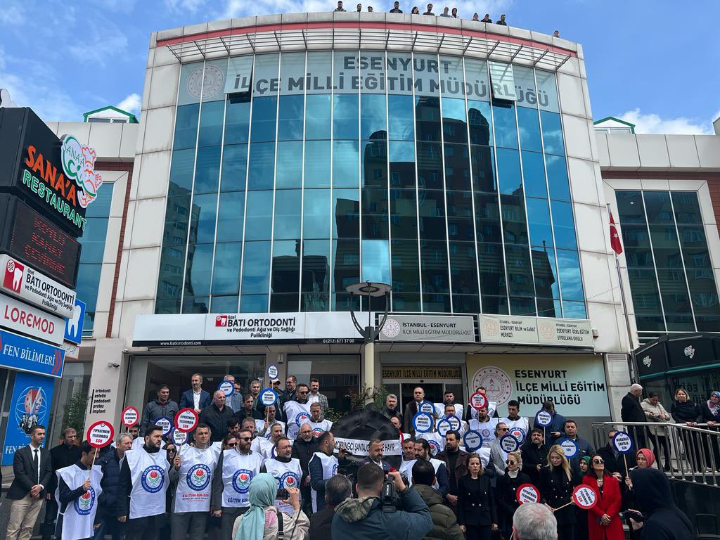 _aliyalcin_'s tweet photo. “𝗚üç 𝘆ö𝗻𝗲𝘁𝗶𝗰𝗶𝗹𝗶𝗸𝘁𝗲 𝘆𝗲𝘁𝗲𝗿𝘀𝗶𝘇 𝗼𝗹𝗮𝗻ı 𝘇𝗼𝗿𝗯𝗮 𝘆𝗮𝗽𝗮𝗿.”

Türkiye’nin nüfus olarak en büyük ilçesi Esenyurt’ta çalışma huzur ve barışını yok eden, kaba söz ve davranışları yöneticilik zanneden İlçe Milli Eğitim Müdürü’nün hikayesi, ibretlik bir savrulma hikayesidir.

MEB kendisine anlatılanı değil,Esenyurt’ta yaşanılanı dikkate almalı ve gereğini yapmalıdır.

#Esenyurtilcememmüdürü