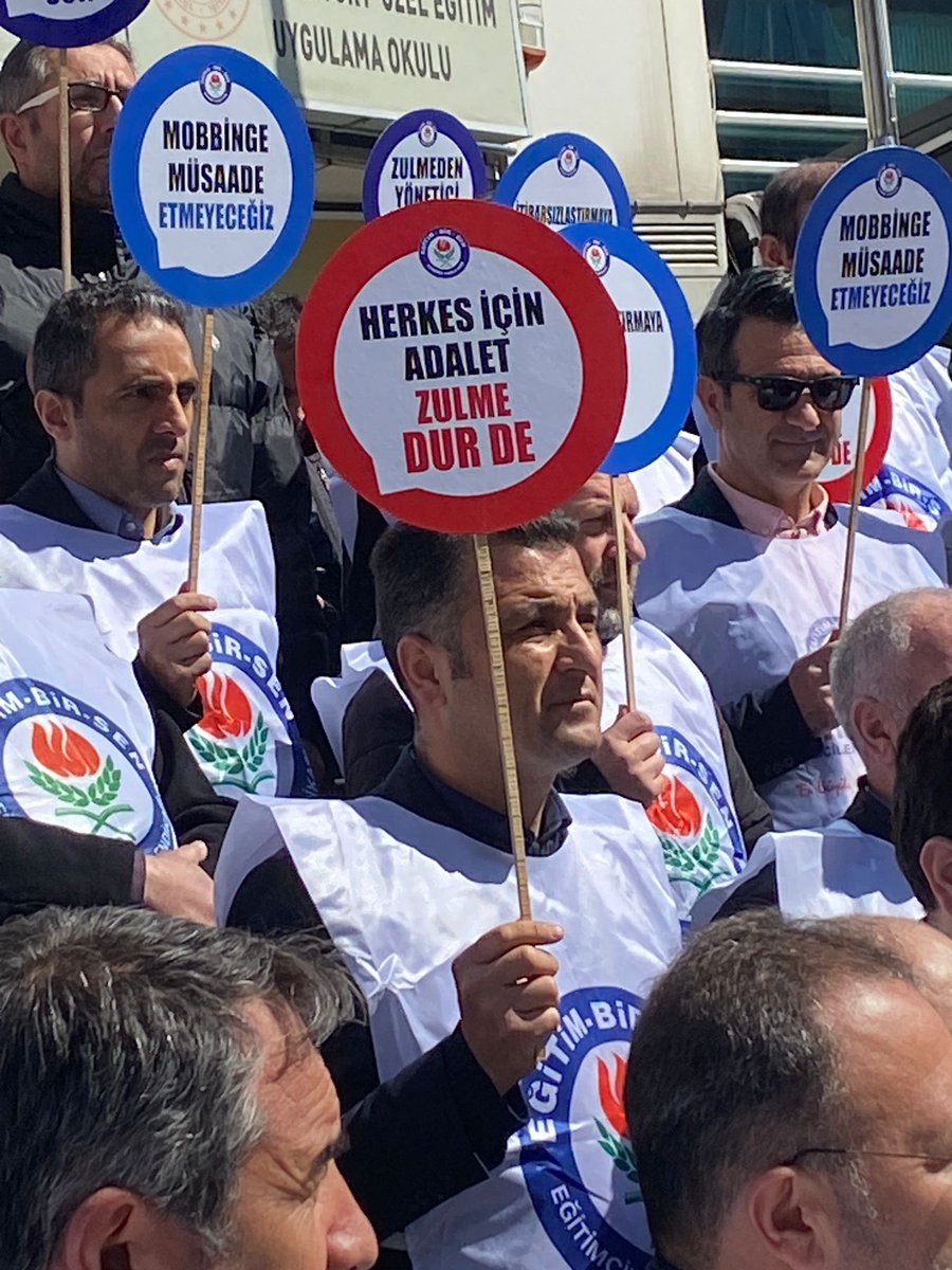_aliyalcin_'s tweet photo. “𝗚üç 𝘆ö𝗻𝗲𝘁𝗶𝗰𝗶𝗹𝗶𝗸𝘁𝗲 𝘆𝗲𝘁𝗲𝗿𝘀𝗶𝘇 𝗼𝗹𝗮𝗻ı 𝘇𝗼𝗿𝗯𝗮 𝘆𝗮𝗽𝗮𝗿.”

Türkiye’nin nüfus olarak en büyük ilçesi Esenyurt’ta çalışma huzur ve barışını yok eden, kaba söz ve davranışları yöneticilik zanneden İlçe Milli Eğitim Müdürü’nün hikayesi, ibretlik bir savrulma hikayesidir.

MEB kendisine anlatılanı değil,Esenyurt’ta yaşanılanı dikkate almalı ve gereğini yapmalıdır.

#Esenyurtilcememmüdürü