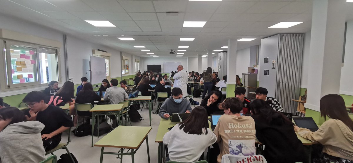 IglesiasJavi's tweet photo. Los alumnos de #1Bachillerato de @colegiovedruna trabajando el #ABP "El poder de la imagen". ¿Cómo desmontar el mito de la imagen perfecta? https://t.co/7vRfX2I41n