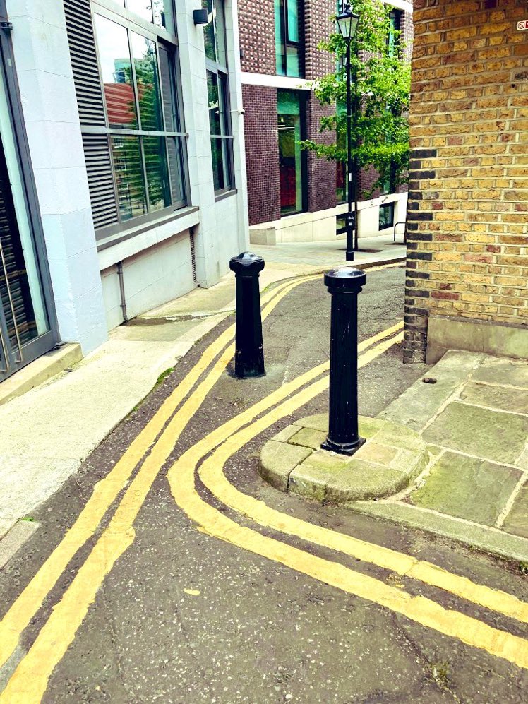 WorldBollard's tweet photo. Street planning at its absolute finest.
#WorldBollardAssociation https://t.co/9IGHPGZ4iG