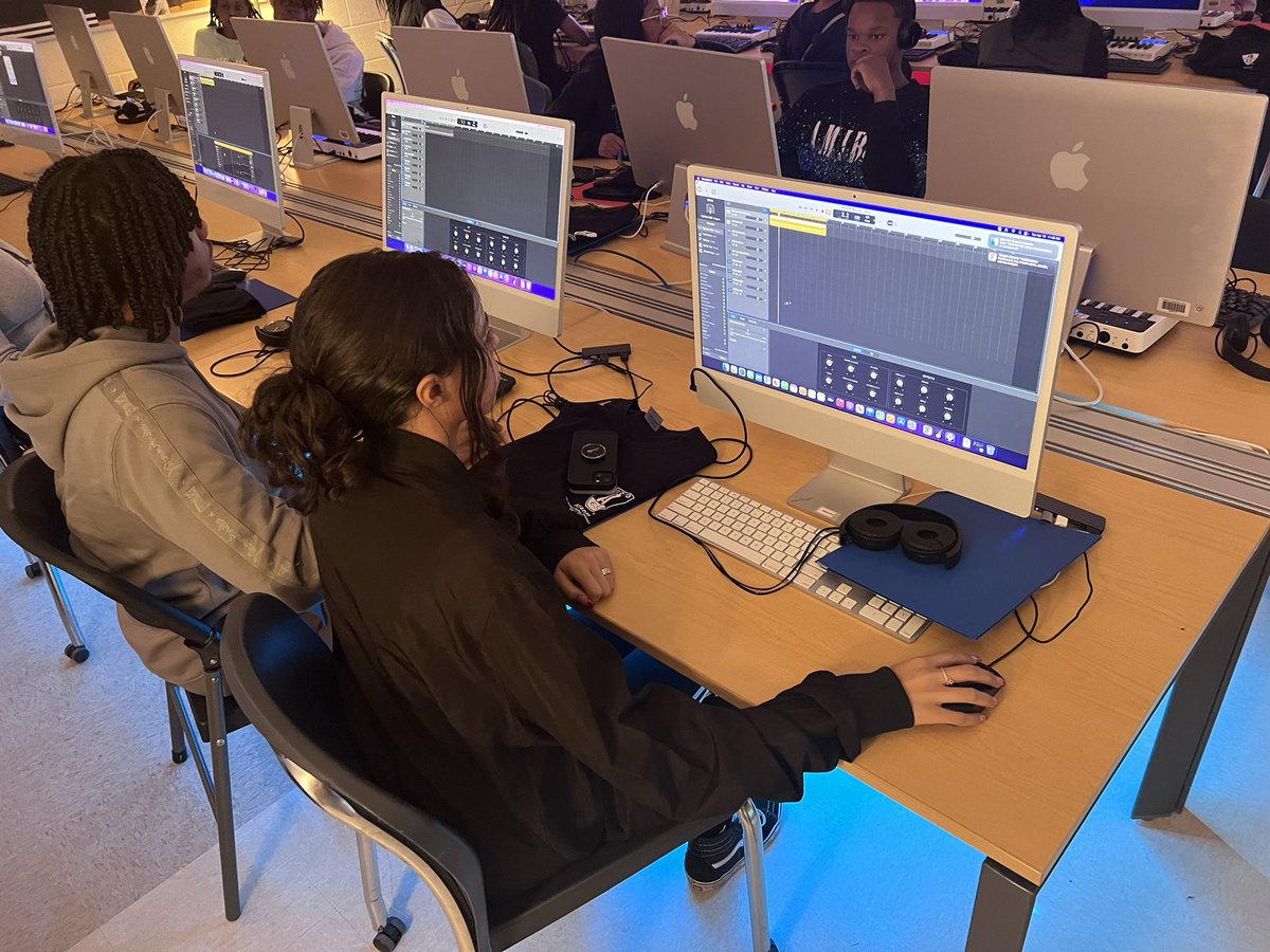SATLVOICES's tweet photo. Creating music with #southatlanta students. #womenmusicandtechnology conference. https://t.co/ynzmfpfHHb