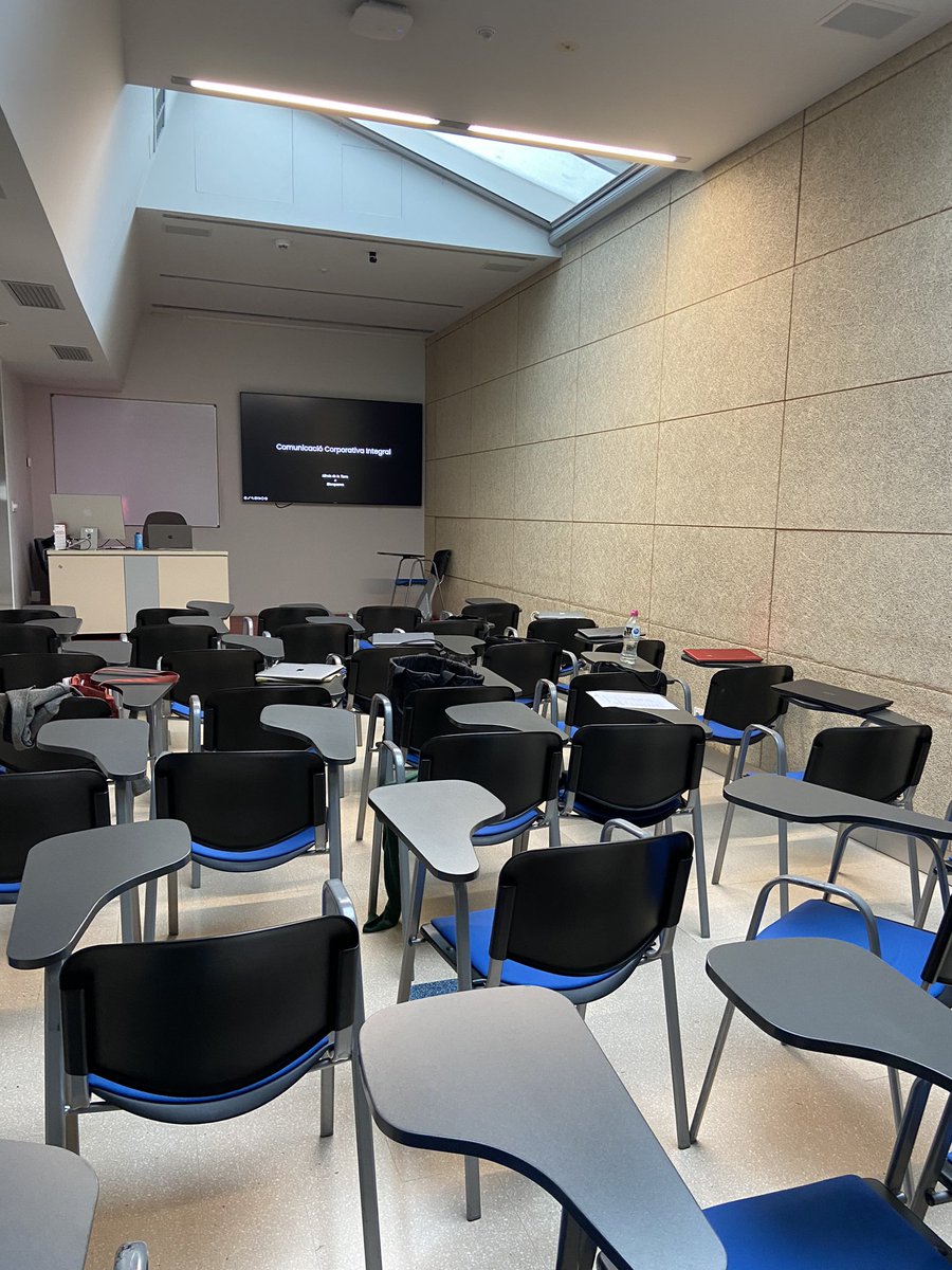 mireiadelatorre's tweet photo. Avui he donat una classe al Màster de Comunicació Corporativa a @BlanquernaFCRI sobre #marketingdigital i comunicació institucional. Gràcies @svilajoana per convidar-me ⚡️ Sempre fa il·lusió! https://t.co/a5JG3Uvl1i