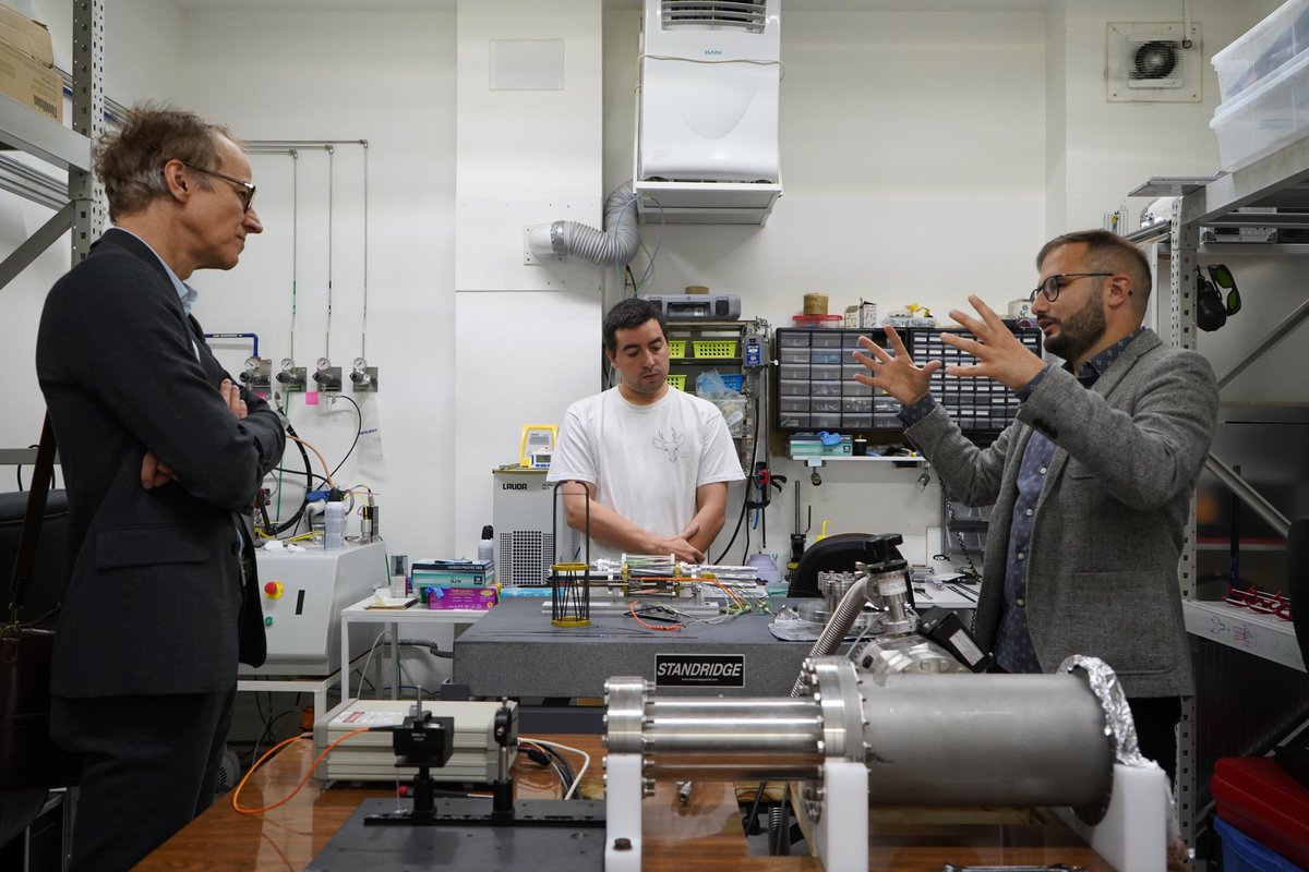 cctval_usm's tweet photo. En su visita, el científico hizo un recorrido por nuestros laboratorios, conociendo el proceso de fabricación de los detectores de partículas que construimos para ATLAS (actualmente en funcionamiento 😎) y también el dispositivo #DoubleTarget desarrollado para #JeffersonLab 🙌 https://t.co/3g4fLwoUym