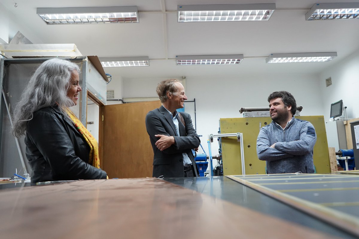 cctval_usm's tweet photo. En su visita, el científico hizo un recorrido por nuestros laboratorios, conociendo el proceso de fabricación de los detectores de partículas que construimos para ATLAS (actualmente en funcionamiento 😎) y también el dispositivo #DoubleTarget desarrollado para #JeffersonLab 🙌 https://t.co/3g4fLwoUym