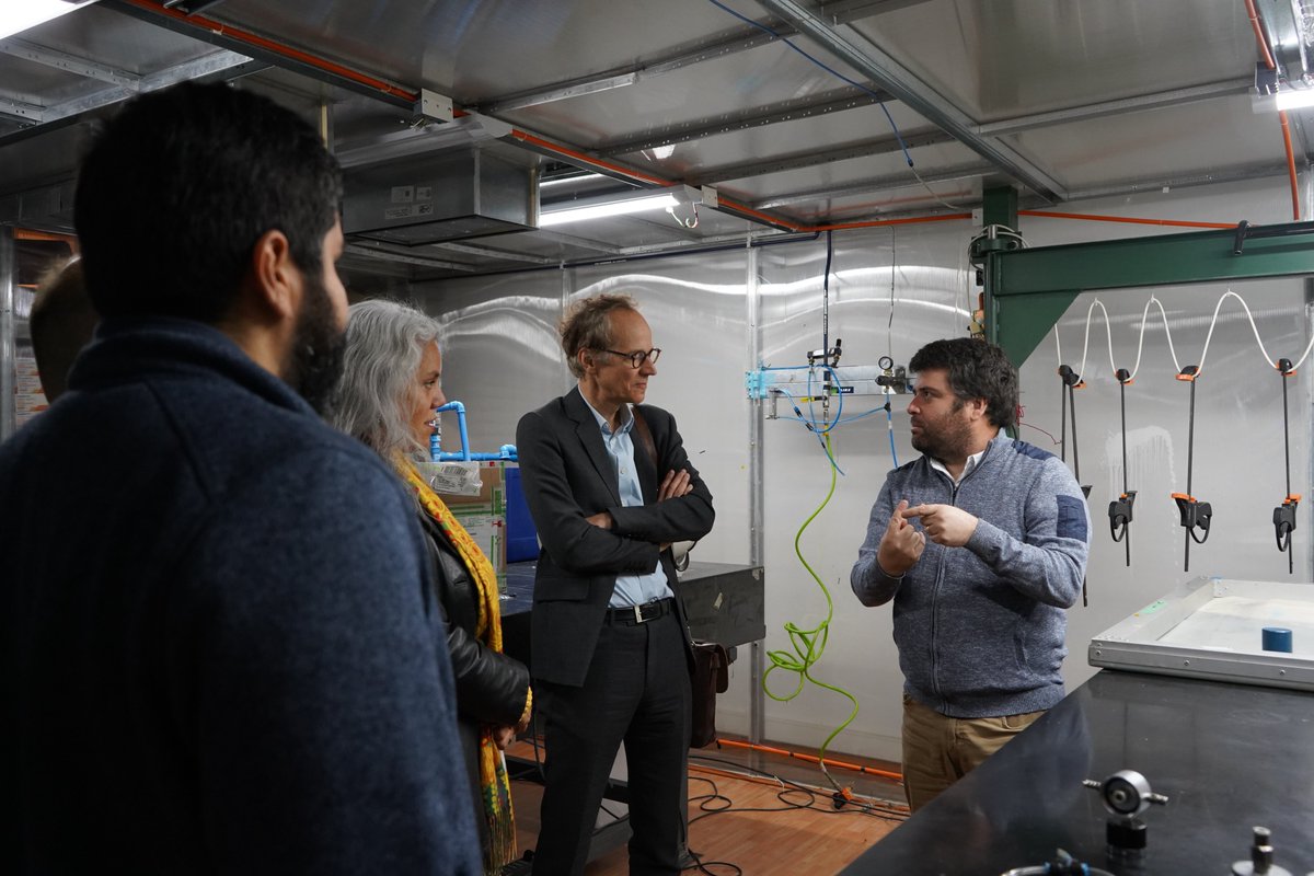 cctval_usm's tweet photo. En su visita, el científico hizo un recorrido por nuestros laboratorios, conociendo el proceso de fabricación de los detectores de partículas que construimos para ATLAS (actualmente en funcionamiento 😎) y también el dispositivo #DoubleTarget desarrollado para #JeffersonLab 🙌 https://t.co/3g4fLwoUym