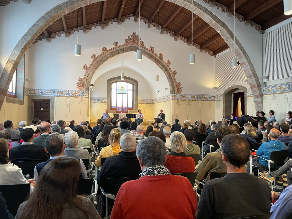 bomberscat's tweet photo. 👏👍🚒 Èxit de públic en la presentació d'aquesta tarda del llibre "Història i històries dels Bombers de Granollers"

📸👉 Auditori ple a vessar 
📸👉 Autor del llibre i #bomberscat Pere Miralles https://t.co/mADisqsmTj