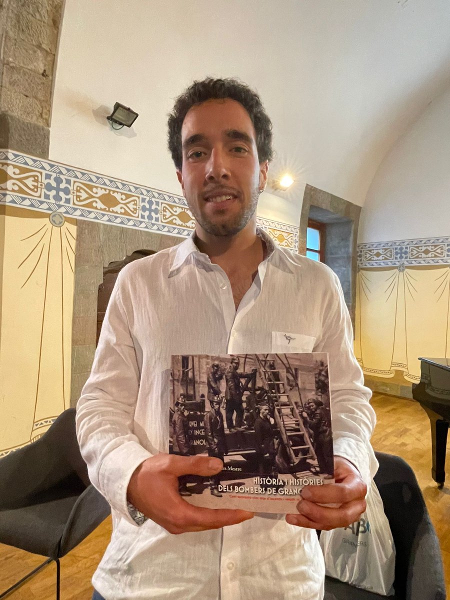 👏👍🚒 Èxit de públic en la presentació d'aquesta tarda del llibre "Història i històries dels Bombers de Granollers"

📸👉 Auditori ple a vessar 
📸👉 Autor del llibre i #bomberscat Pere Miralles