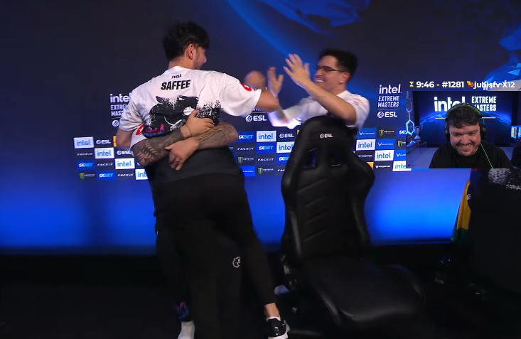 Gaules's tweet photo. TAMO NA ARENA PORRAA!!! #DIADEFURIA 
#IEMRIO https://t.co/LfeD4NrVwa