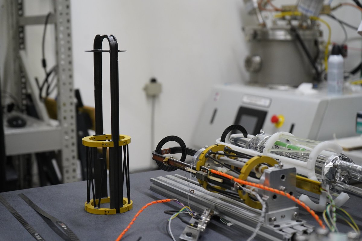 cctval_usm's tweet photo. En su visita, el científico hizo un recorrido por nuestros laboratorios, conociendo el proceso de fabricación de los detectores de partículas que construimos para ATLAS (actualmente en funcionamiento 😎) y también el dispositivo #DoubleTarget desarrollado para #JeffersonLab 🙌 https://t.co/3g4fLwoUym