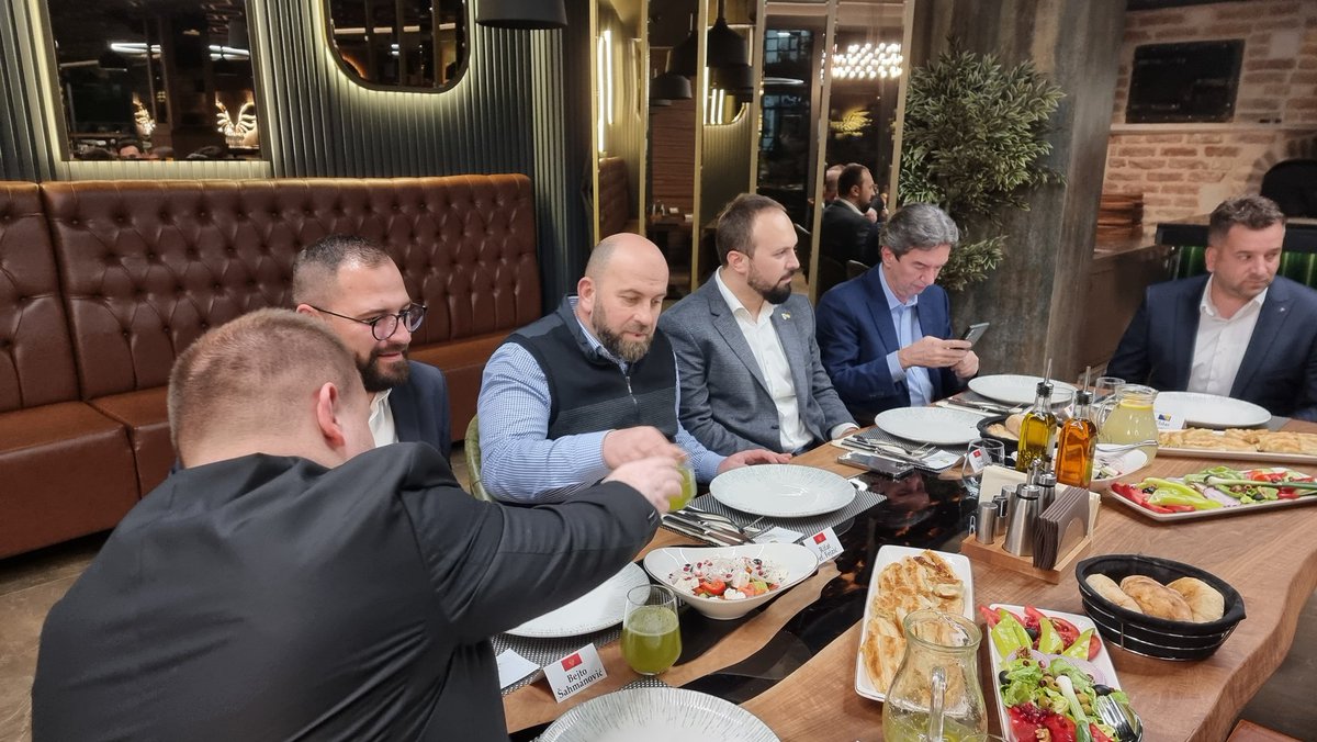 RifatFejzic's tweet photo. Prelijepo iftarsko druženje sa predstavnicima mladih ljudi iz 🇲🇪 i zemalja regiona 🇧🇦 🇲🇰 🇽🇰 🇦🇱 🇷🇸 koji pokrivaju značajne pozicije u državama iz kojih dolaze: ministri, poslanici, ambasadori, kao i predstavnici privrednog sektora. Hvala bratu @SeadSahman na pozivu i organizaciji https://t.co/kHxWSJJPPd
