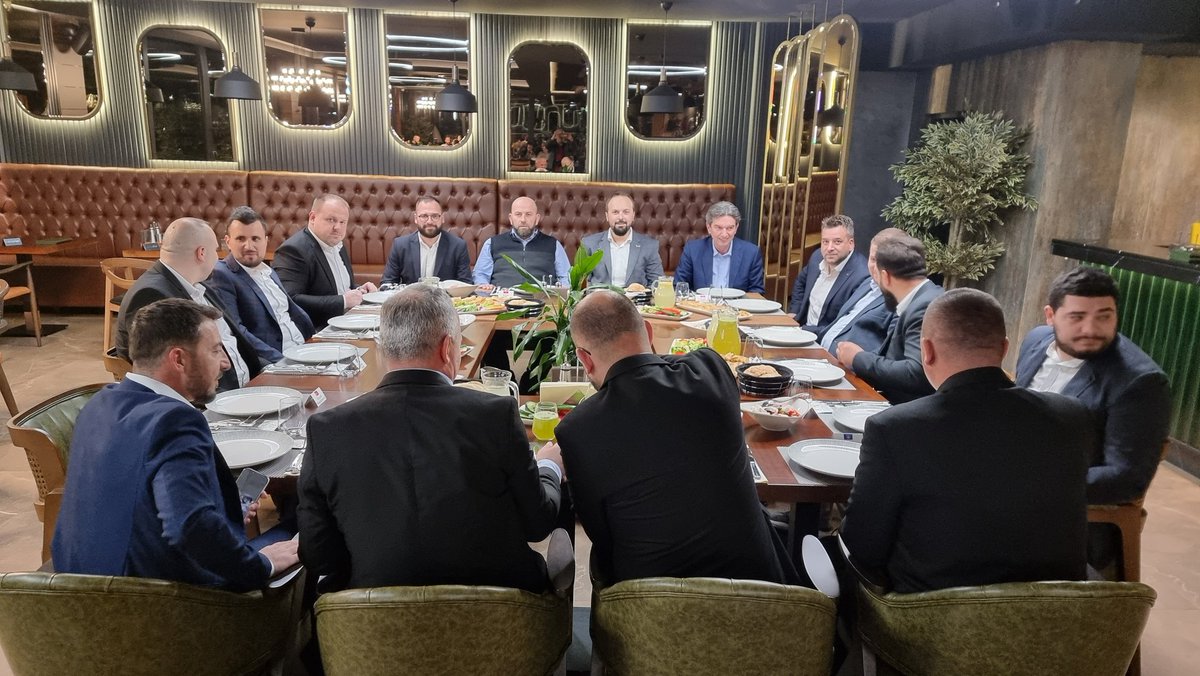 RifatFejzic's tweet photo. Prelijepo iftarsko druženje sa predstavnicima mladih ljudi iz 🇲🇪 i zemalja regiona 🇧🇦 🇲🇰 🇽🇰 🇦🇱 🇷🇸 koji pokrivaju značajne pozicije u državama iz kojih dolaze: ministri, poslanici, ambasadori, kao i predstavnici privrednog sektora. Hvala bratu @SeadSahman na pozivu i organizaciji https://t.co/kHxWSJJPPd