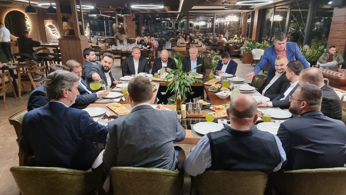 RifatFejzic's tweet photo. Prelijepo iftarsko druženje sa predstavnicima mladih ljudi iz 🇲🇪 i zemalja regiona 🇧🇦 🇲🇰 🇽🇰 🇦🇱 🇷🇸 koji pokrivaju značajne pozicije u državama iz kojih dolaze: ministri, poslanici, ambasadori, kao i predstavnici privrednog sektora. Hvala bratu @SeadSahman na pozivu i organizaciji https://t.co/kHxWSJJPPd