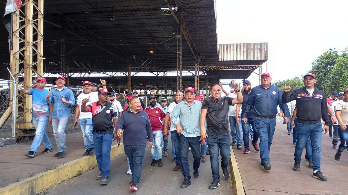SutraBolivar's tweet photo. El lucha es por la clase obrera de Guayana, seguimos avanzando, labrando el camino que nos conducirá a la meta de rescatar los beneficios de los trabajadores. @futseb continua desplegado, reactivando sus actividades dentro de las empresas básicas de Guayana.
#Construcción https://t.co/BK9QcRCAg0