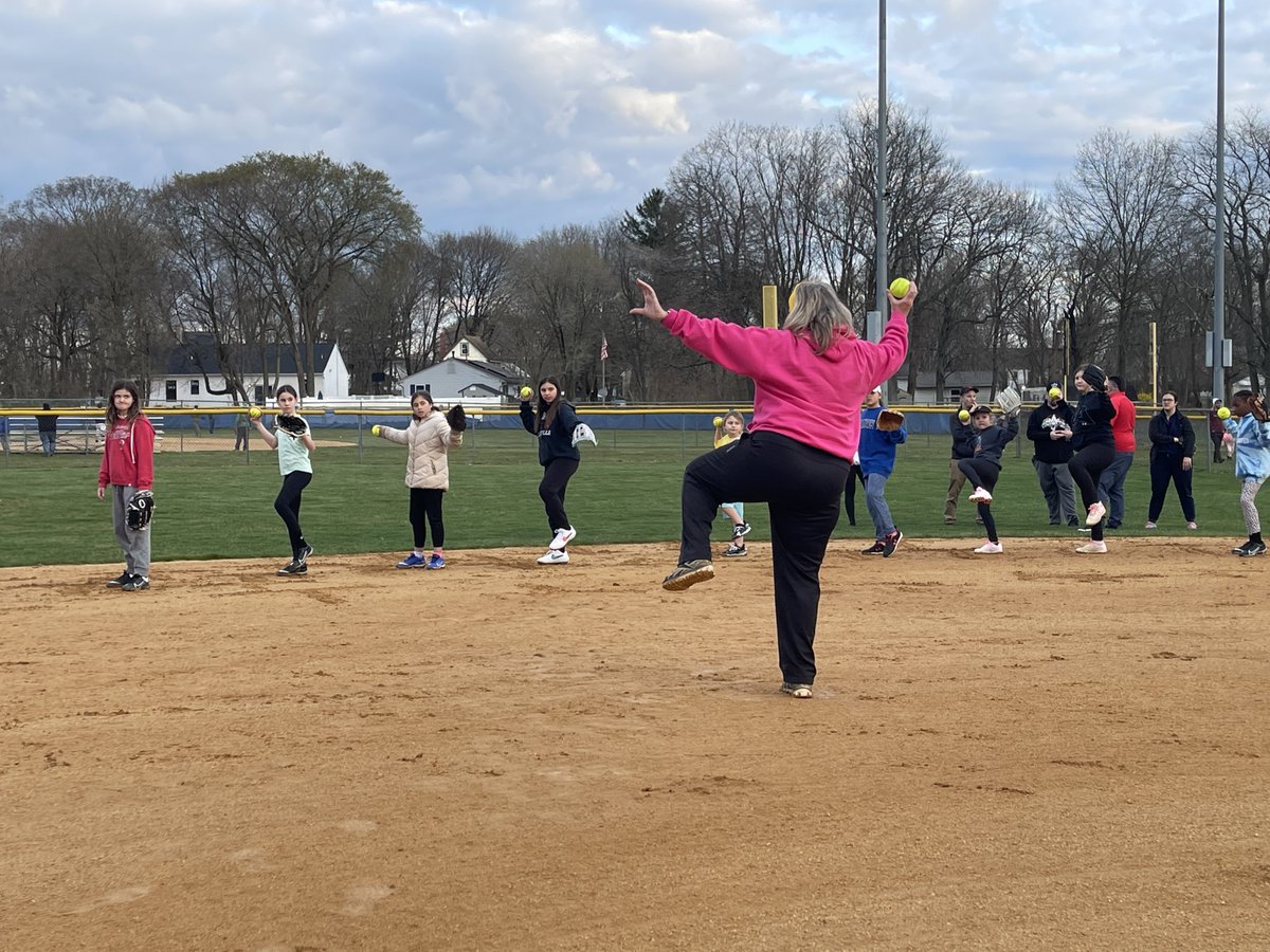 MonroeTwpLL's tweet photo. REMINDER: Another softball pitching instructional session with renowned pitching coach Pamela Pickett is from 6-8 PM TONIGHT at Duffy baseball field. (Field #4).

Hour 1 is for Rookies/Minors. Hour 2 is for Majors/Seniors.

Coach Pickett will be back with us again after today. https://t.co/myJnhU4xxt