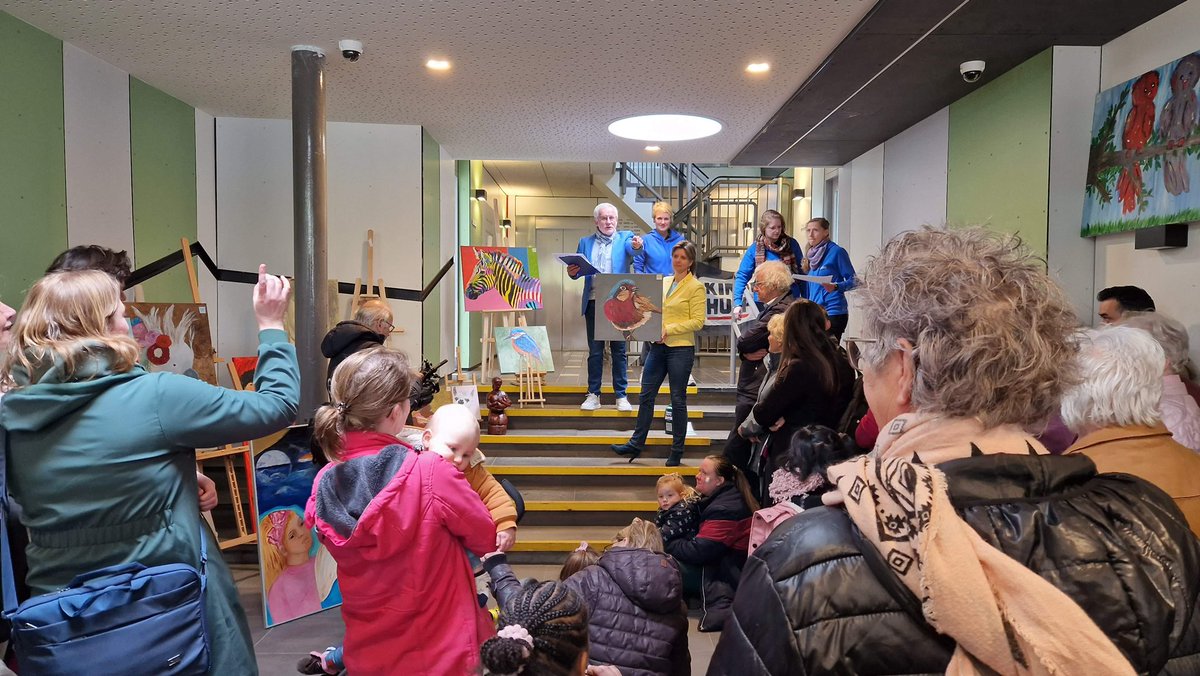 Vandaag de opening van de kunstveiling gemaakt door bewoners van de L-flat. 
🎨 Met <a href="/voorLkaar/">Voor Lkaar</a> &amp; de bewoners dragen we zo bij aan de collecteweek <a href="/kinderhulp/">Nationaal Fonds Kinderhulp</a> tegen kinderarmoede. <a href="/Vollenhove50/">VollenhoveVooruit</a> #VollenhoveVooruit #kinderhulp #kinderarmoede