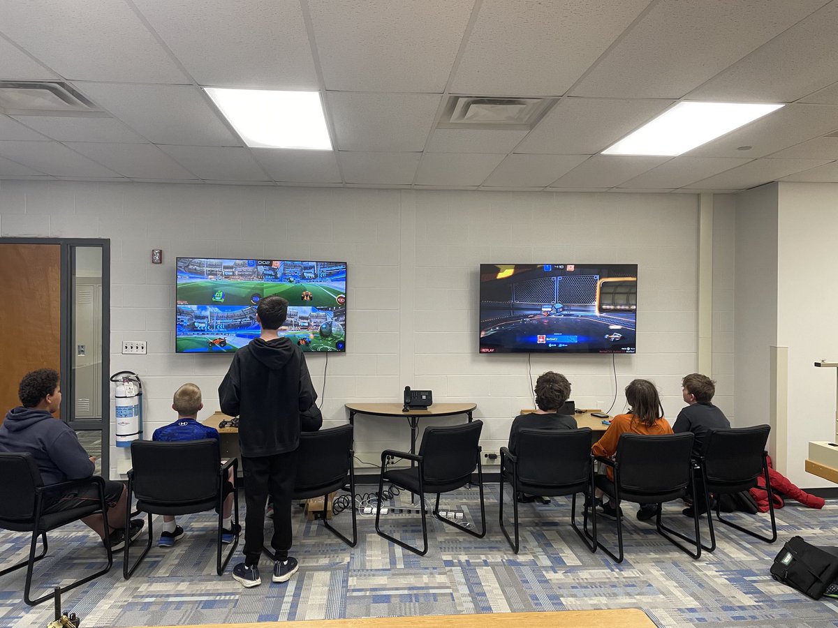 Batesville_BMS's tweet photo. Esports teams enjoying the new room and equipment. #BCEF @bvillemiddle https://t.co/GqgH4MBiba