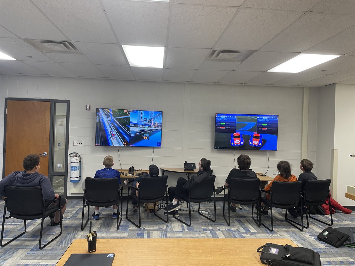 Batesville_BMS's tweet photo. Esports teams enjoying the new room and equipment. #BCEF @bvillemiddle https://t.co/GqgH4MBiba