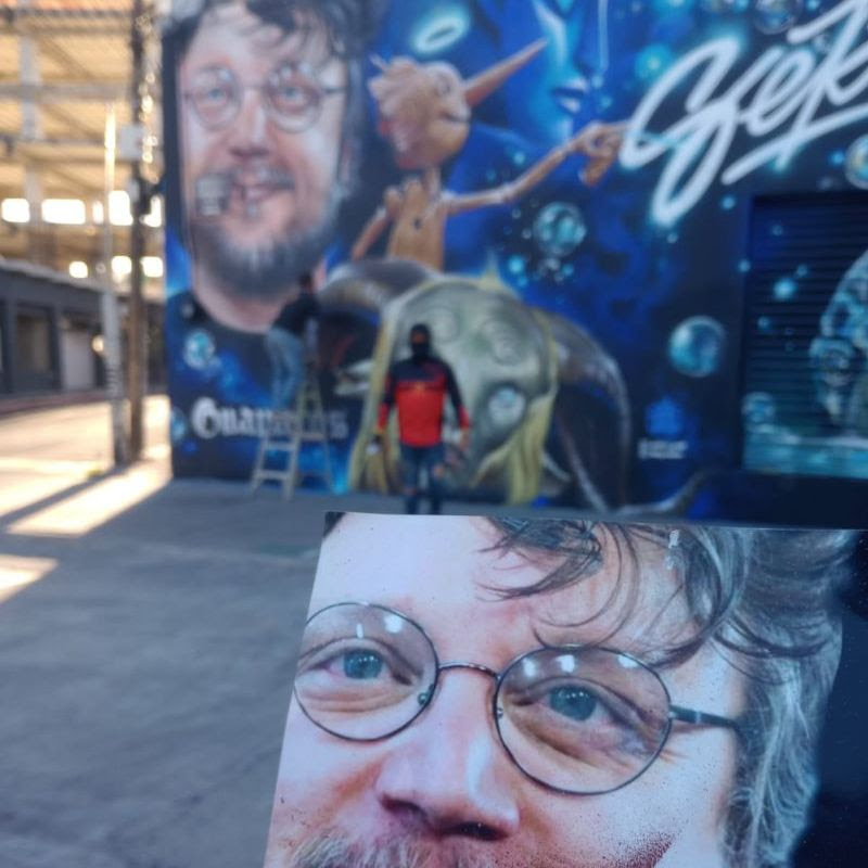 eldescafeinado's tweet photo. ¿Cómo ves este homenaje de arte urbano a #GuillermoDelToro? 👌

El artista mexicano Fredy Muñoz "Sekta", realizó un mural en homenaje al cineasta tapatío Guillermo del Toro, ubicado en la calle Independencia esquina Federalismo en la ciudad de #Guadalajara.

#eldescafeinado ☕ https://t.co/ZLgupqHn4z