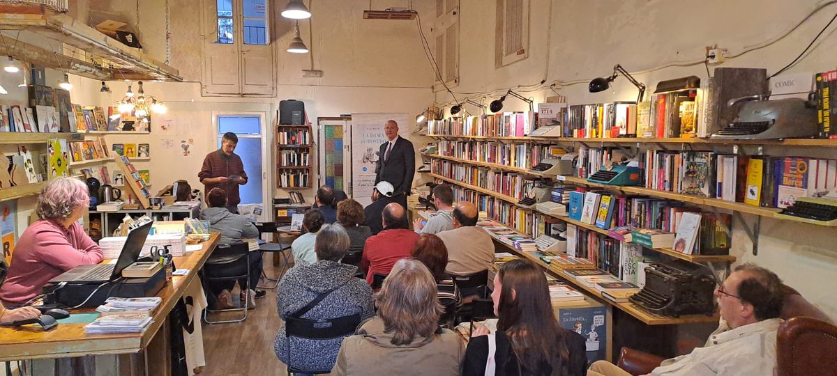 Hem passat una bona estona a la <a href="/barrallibreBCN/">Barra/Llibre</a> on l’escriptor <a href="/jbretos/">Josep Julià Bretos</a> ha presentat la seva novel·la “La dama sin rostro”, un regal ideal per aquest #SantJordi.