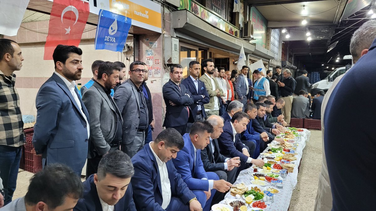 Onurbeller's tweet photo. Yine bir 18 Nisan günü,yine bir Ramazan sofrası.Bu sefer Yüreğir sebze halinde iftar sofrasındayız.
#tbt #Ramazan @HalitAci https://t.co/Hu7Fg0rtNr