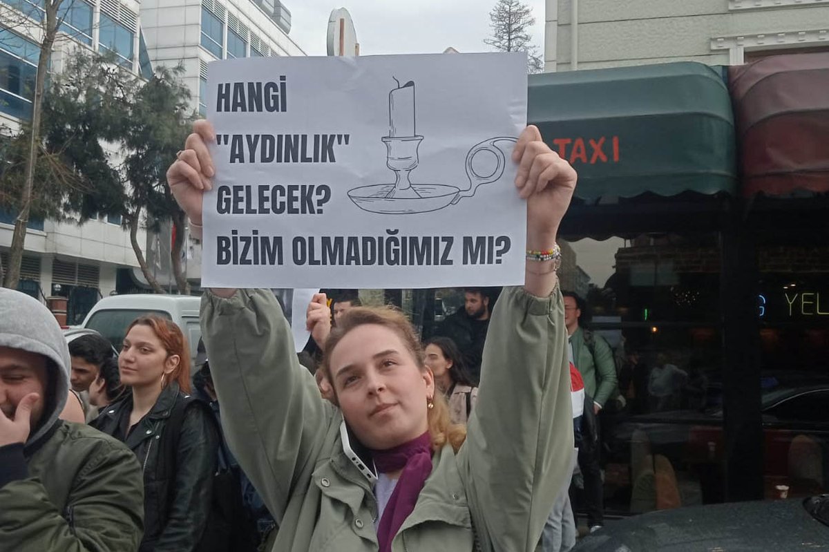 evrenselgzt's tweet photo. İstanbul Aydın Üniversitesi öğrencileri: Öğrenim ücretlerine yapılacak tüm zamlar geri çekilsin

https://t.co/hMZHMLlird https://t.co/UWk2vSk77A