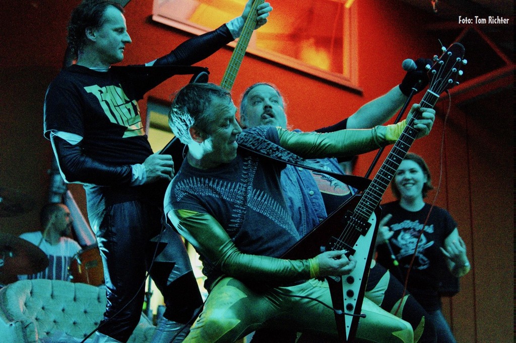hypecitySG's tweet photo. Cow Club Rock’n’Roll Bus fährt durch Solingen. Ein rollendes Spektakel, das sich niemand entgehen lassen sollte.
https://t.co/o1nCQe1NZy https://t.co/ZthAnt30dA