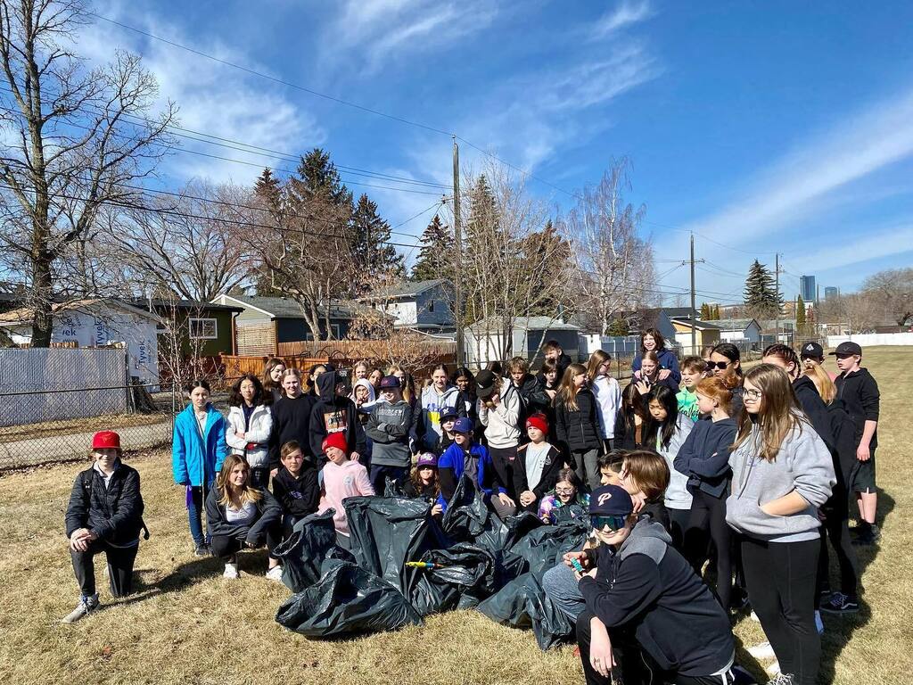 VimyAcademy's tweet photo. Grade 7 Sport Fit enjoying the sunshine and doing their part to clean up their VIMY community for Earth Day! ๐ #vimyproud #sportfit #earthday #epsb #jf https://t.co/YTQzDEr8Fi