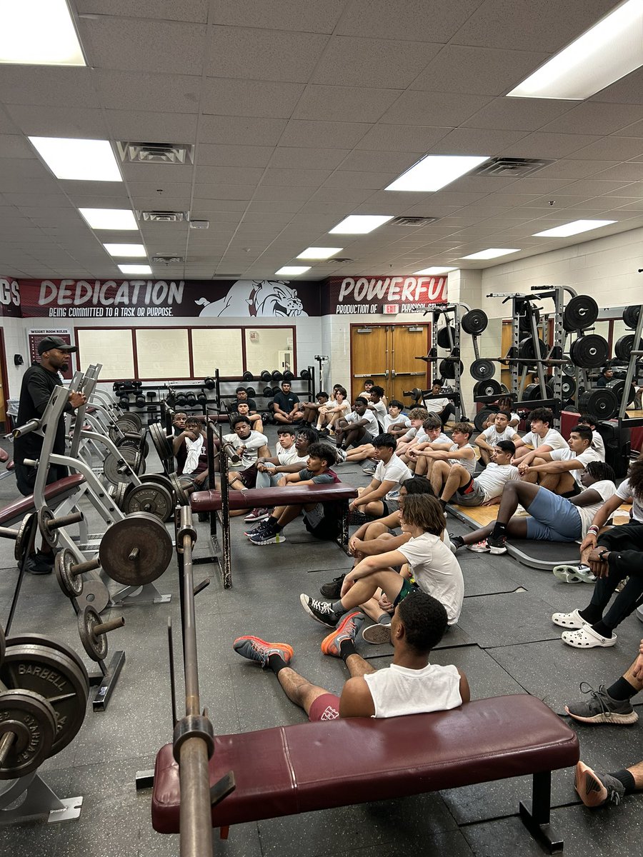 CoachDixon_63's tweet photo. Coach Idlebird @mr_ijusworkhere talking about โFailing Forwardโ
@FootballHeights
#BoysToMen https://t.co/85VCgdrq2C