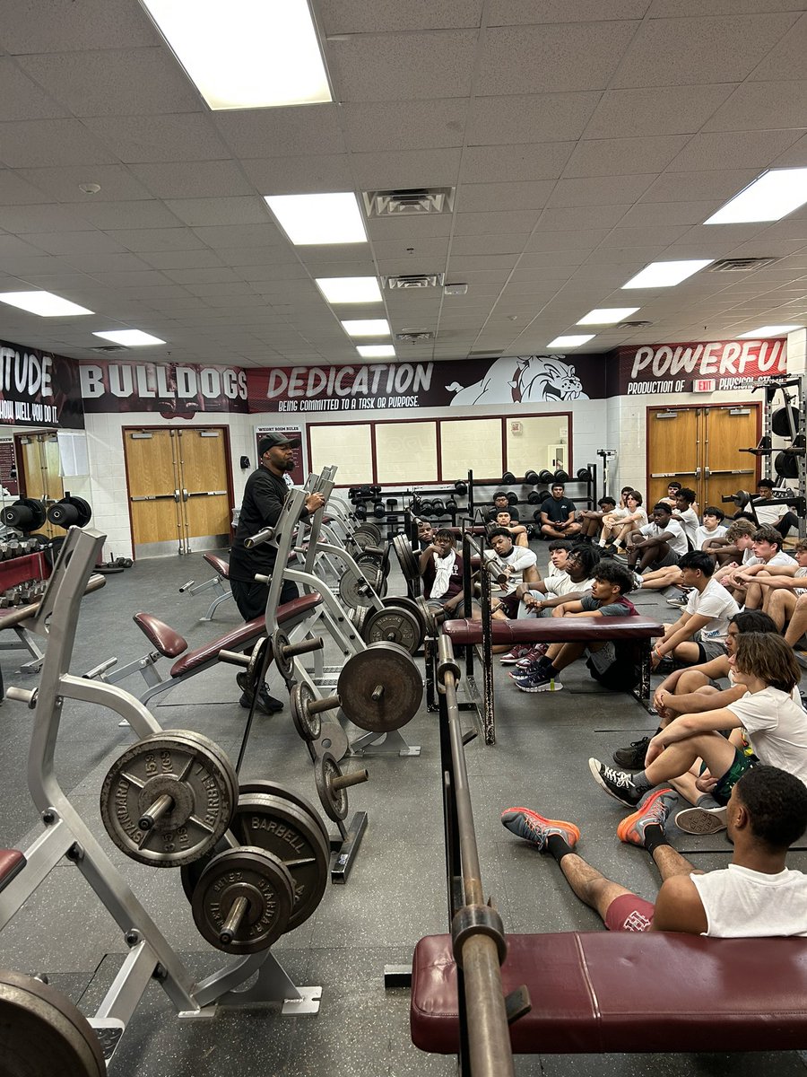 CoachDixon_63's tweet photo. Coach Idlebird @mr_ijusworkhere talking about โFailing Forwardโ
@FootballHeights
#BoysToMen https://t.co/85VCgdrq2C