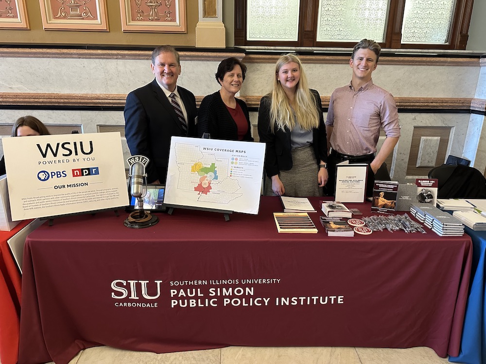 PSimonInstitute's tweet photo. #SIU System Day at the Capitol was a success! 👏

#SIUC students and the institute's interns were able to mix and network with capitol staff. 

Seeing all the opportunities available for students wishing to learn more about government and policy was excellent! https://t.co/RewAwSrIyq